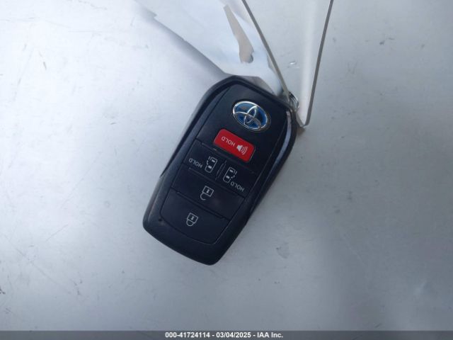 5TDBRKEC3NS092996 Toyota SIENNA LE