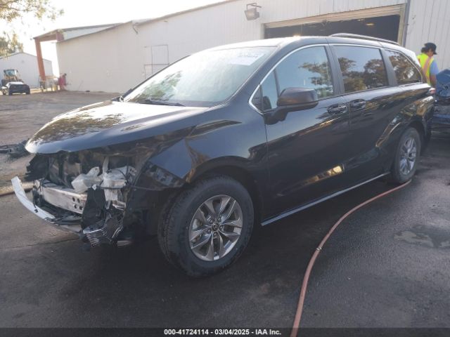 5TDBRKEC3NS092996 Toyota SIENNA LE