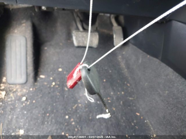 JTMZFREV6HJ110801 Toyota RAV4 LE