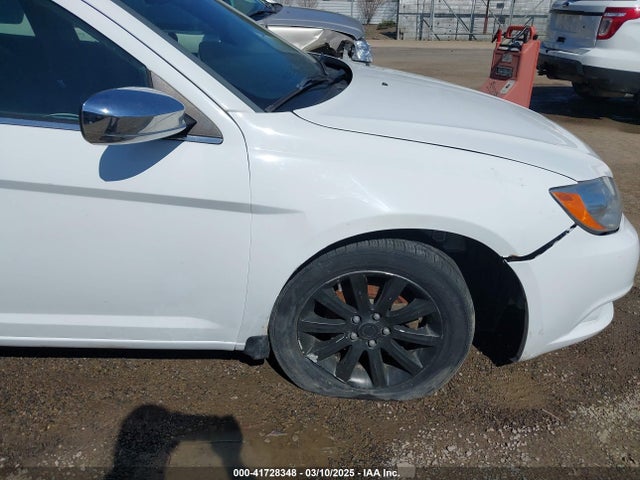 Chrysler 200 Limited 2014 1C3CCBCG4EN172717 Image 17