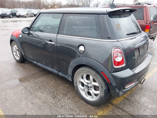 2011 MINI COOPER S WMWSV3C57BTY11344 Photo 2