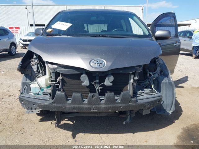 5TDXZ3DCXHS883639 Toyota Sienna Se 8 Passenger/se Premium 8 Passenger