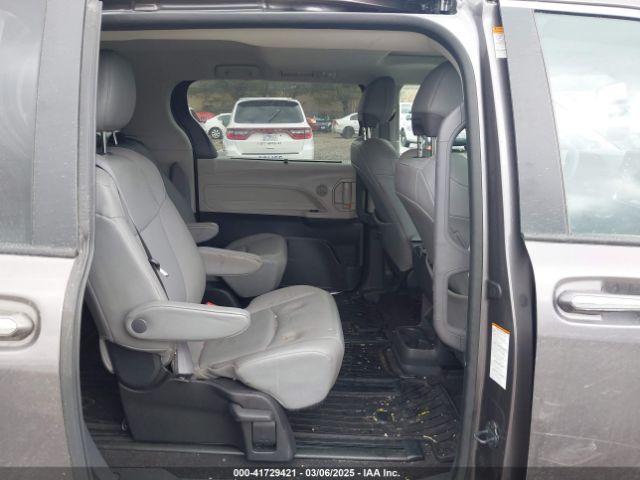 5TDJSKFC2NS066081 Toyota SIENNA XLE