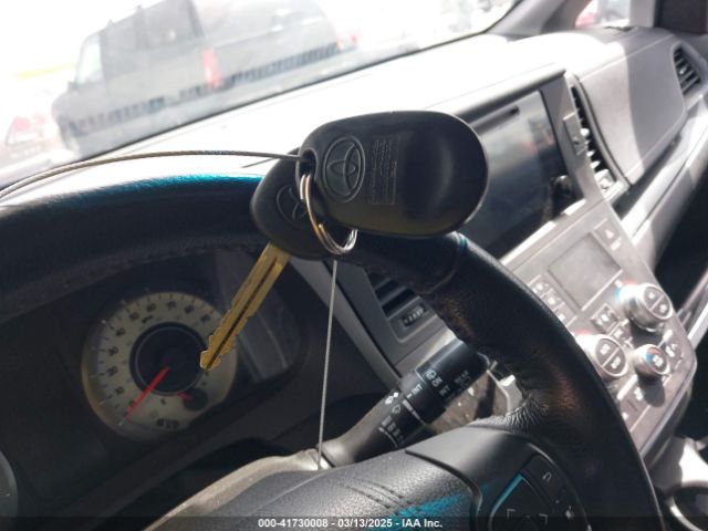 5TDXK3DC0FS624353 Toyota Sienna Se 8 Passenger