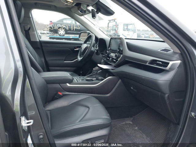 5TDHZRBH8NS594485 Toyota Highlander Xle