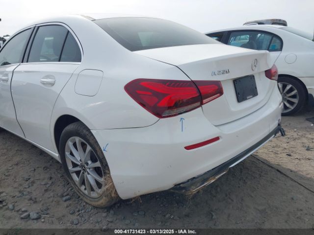 WDD3G4EB6KW020804 Mercedes-Benz A 220