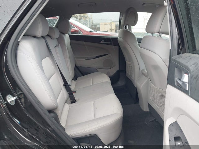 KM8J33A48HU276120 Hyundai TUCSON SE