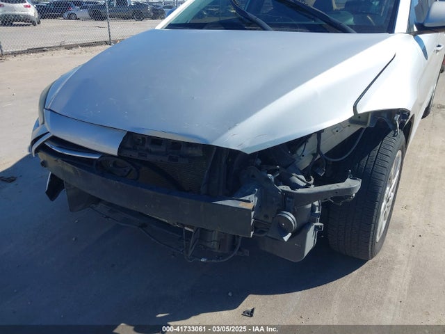 KMHD74LF8HU108435 Hyundai ELANTRA SE