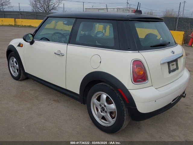 2010 MINI COOPER WMWMF3C57ATZ27826 Photo 2