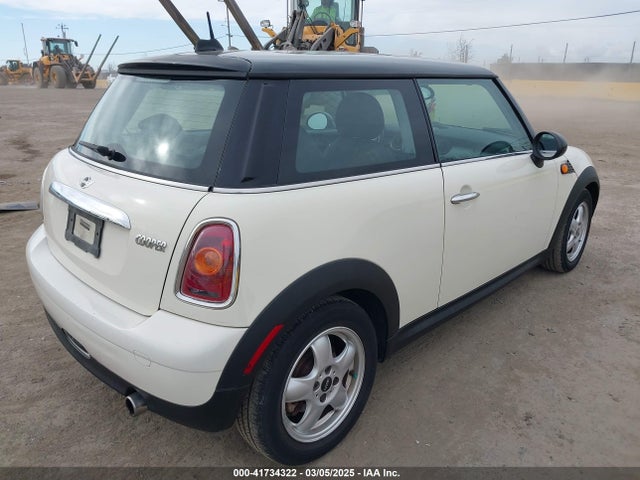 2010 MINI COOPER WMWMF3C57ATZ27826 Photo 3