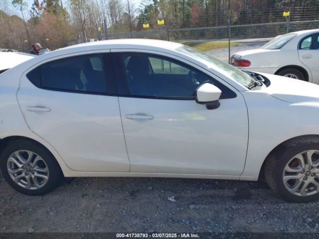 3MYDLBYV5JY300338 Toyota YARIS IA