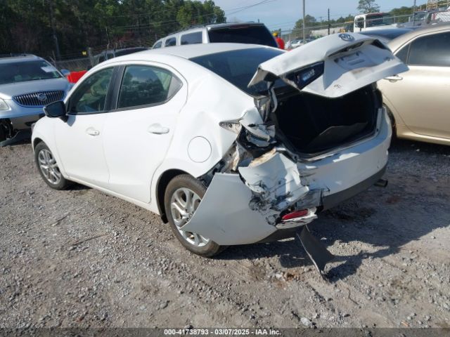 3MYDLBYV5JY300338 Toyota YARIS IA