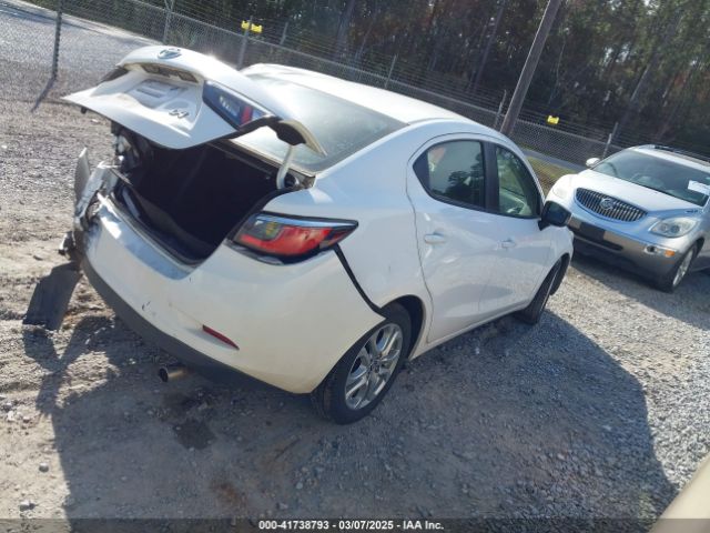 3MYDLBYV5JY300338 Toyota YARIS IA