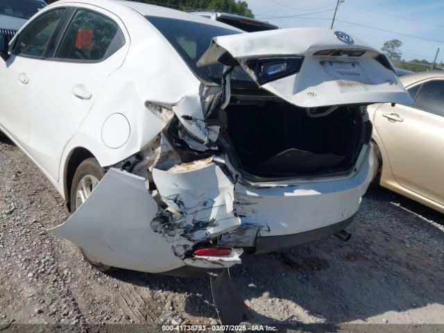 3MYDLBYV5JY300338 Toyota YARIS IA