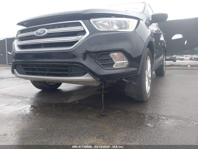 1FMCU0GDXHUC81721 Ford ESCAPE SE