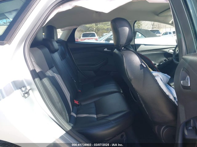 1FADP3K28JL254252 Ford FOCUS SE