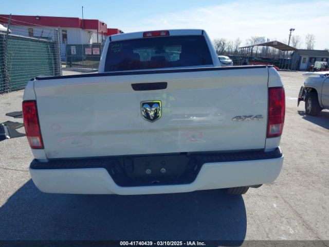1C6RR7FG0KS532230 RAM 1500 Classic Express  4x4 6'4 Box