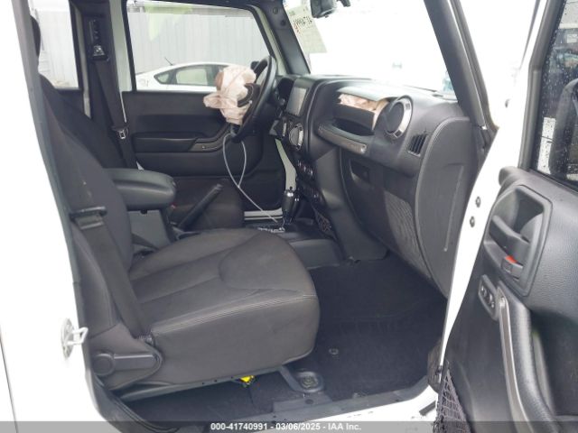 1C4BJWDG7HL570359 Jeep Wrangler Unlimited Sport