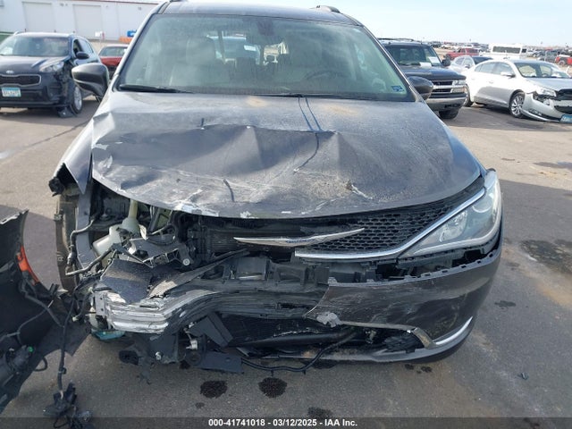 Продажа на аукционе авто 2017 Chrysler Pacifica Touring-l, vin: 2C4RC1BG8HR578041, номер лота: 41741018