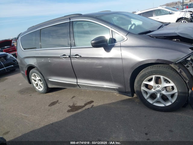 Продажа на аукционе авто 2017 Chrysler Pacifica Touring-l, vin: 2C4RC1BG8HR578041, номер лота: 41741018