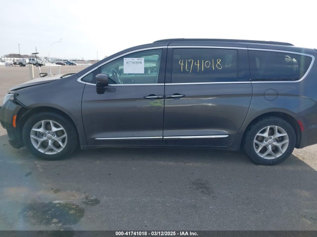 Продажа на аукционе авто 2017 Chrysler Pacifica Touring-l, vin: 2C4RC1BG8HR578041, номер лота: 41741018
