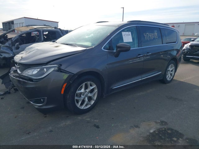Продажа на аукционе авто 2017 Chrysler Pacifica Touring-l, vin: 2C4RC1BG8HR578041, номер лота: 41741018