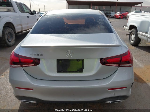 W1K3G4EB9MJ269341 Mercedes-Benz m260