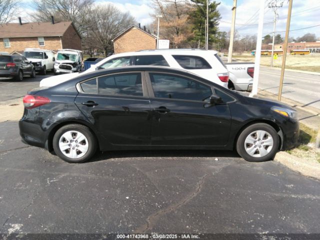 3KPFK4A7XJE239572 KIA FORTE LX