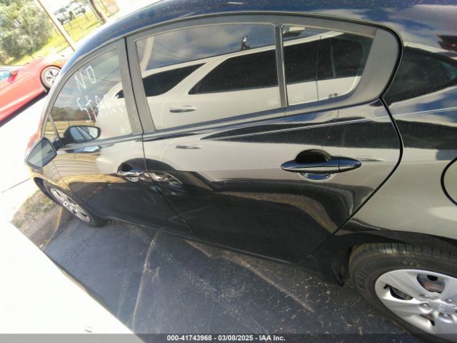 3KPFK4A7XJE239572 KIA FORTE LX