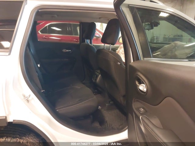 1C4PJLCB2GW363756 Jeep Cherokee Latitude