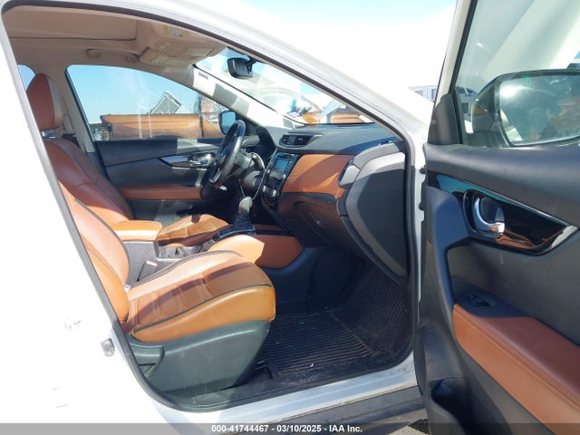 JN8AT2MV0HW250980 Nissan Rogue Sl