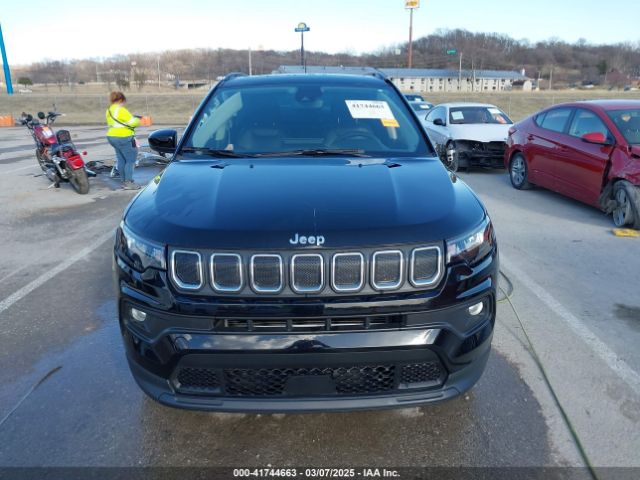 3C4NJDBB9NT210065 Jeep Compass Latitude 4x4