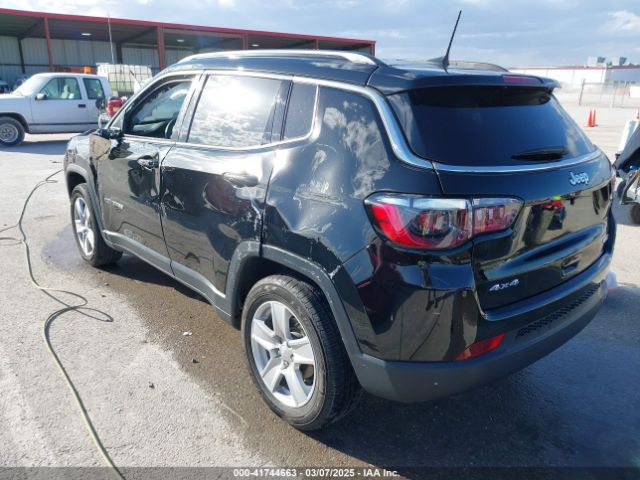 3C4NJDBB9NT210065 Jeep Compass Latitude 4x4