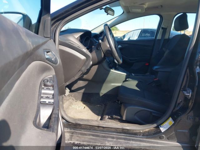 1FADP3K28FL348882 Ford FOCUS SE
