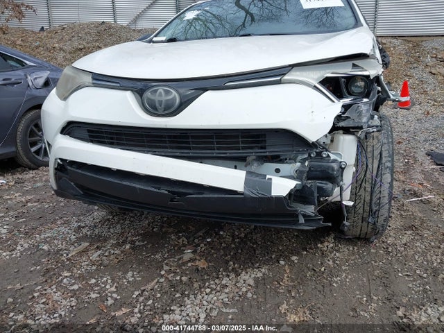 JTMZFREV8JJ187790 Toyota RAV4 LE