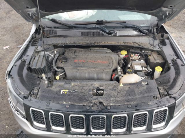 3C4NJCBB1JT257045 Jeep Compass Latitude Fwd