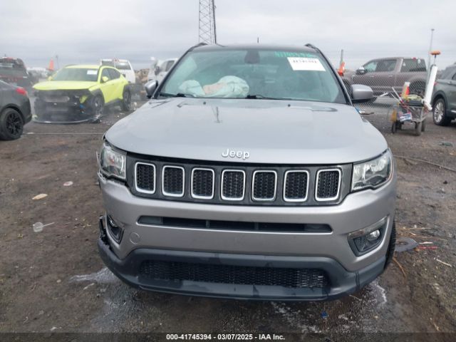 3C4NJCBB1JT257045 Jeep Compass Latitude Fwd