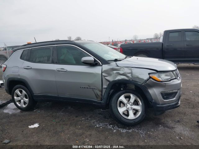 3C4NJCBB1JT257045 Jeep Compass Latitude Fwd