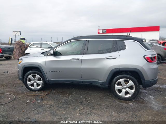 3C4NJCBB1JT257045 Jeep Compass Latitude Fwd