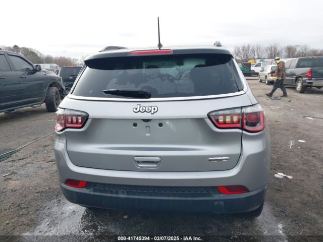 3C4NJCBB1JT257045 Jeep Compass Latitude Fwd
