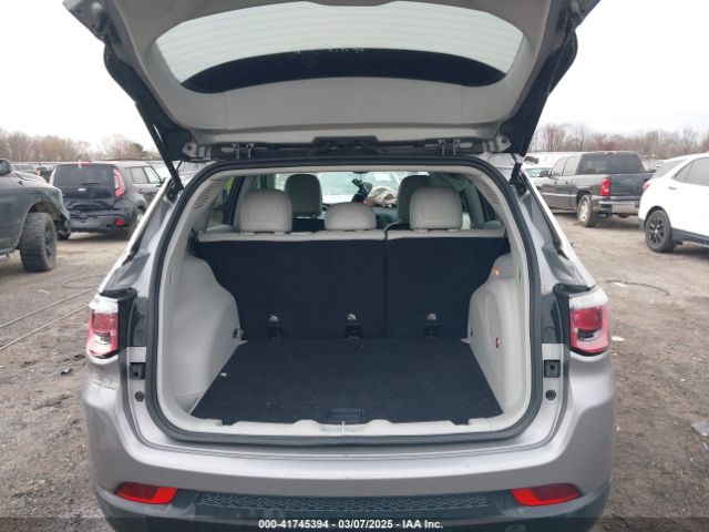 3C4NJCBB1JT257045 Jeep Compass Latitude Fwd