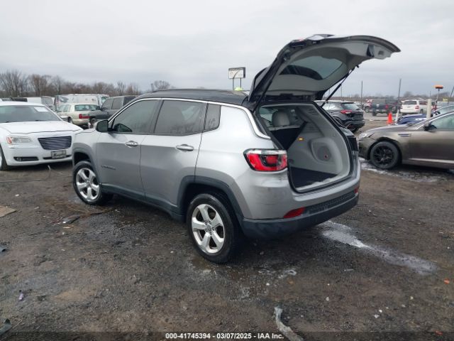 3C4NJCBB1JT257045 Jeep Compass Latitude Fwd