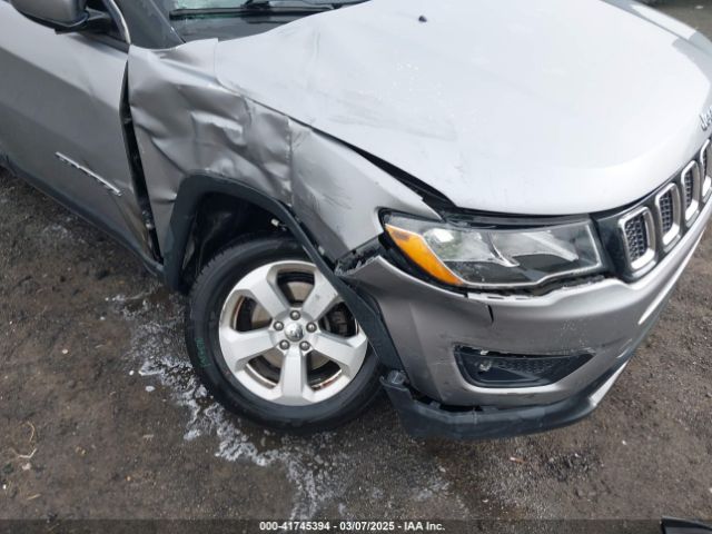 3C4NJCBB1JT257045 Jeep Compass Latitude Fwd