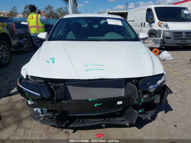 KMHLL4DG8RU815244 Hyundai ELANTRA SE