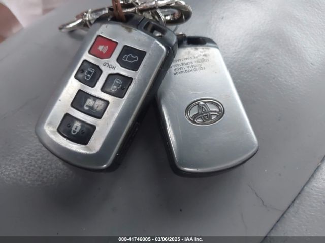 5TDYZ3DC0JS917727 Toyota Sienna Xle 8 Passenger