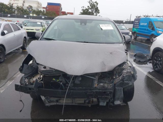 5TDYZ3DC0JS917727 Toyota Sienna Xle 8 Passenger