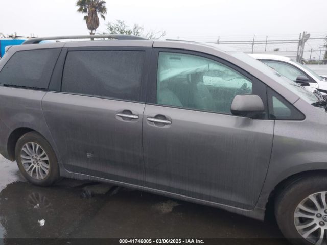 5TDYZ3DC0JS917727 Toyota Sienna Xle 8 Passenger