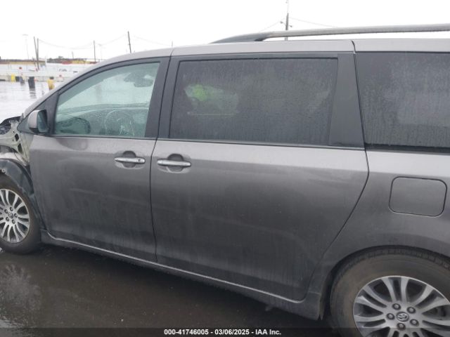 5TDYZ3DC0JS917727 Toyota Sienna Xle 8 Passenger