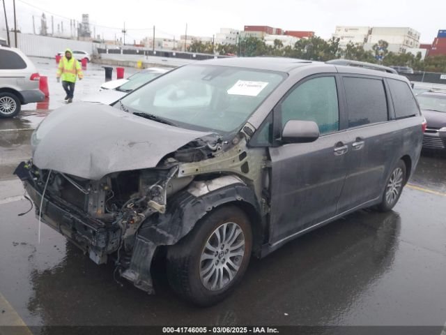5TDYZ3DC0JS917727 Toyota Sienna Xle 8 Passenger