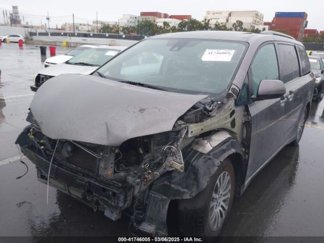 5TDYZ3DC0JS917727 Toyota Sienna Xle 8 Passenger